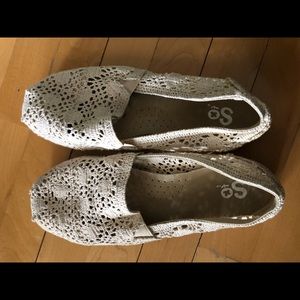 White crotchet flats
